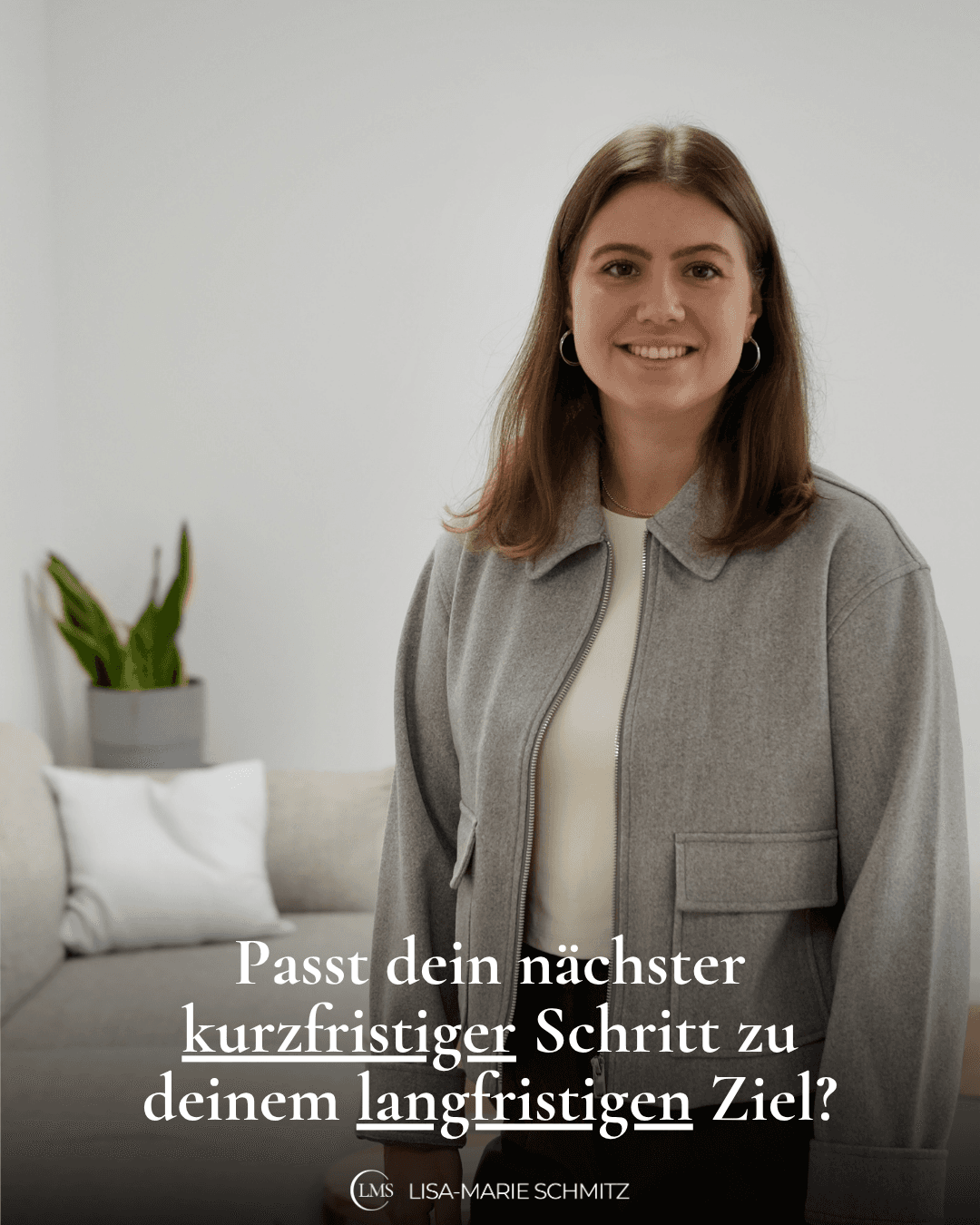 Lisa-Marie steht in einem hellgrauen Blazer in einem hellen Raum, auf dem Bild steht die Frage: Passt dein nächster kurzfristiger Schritt zu deinem langfristigen Ziel?