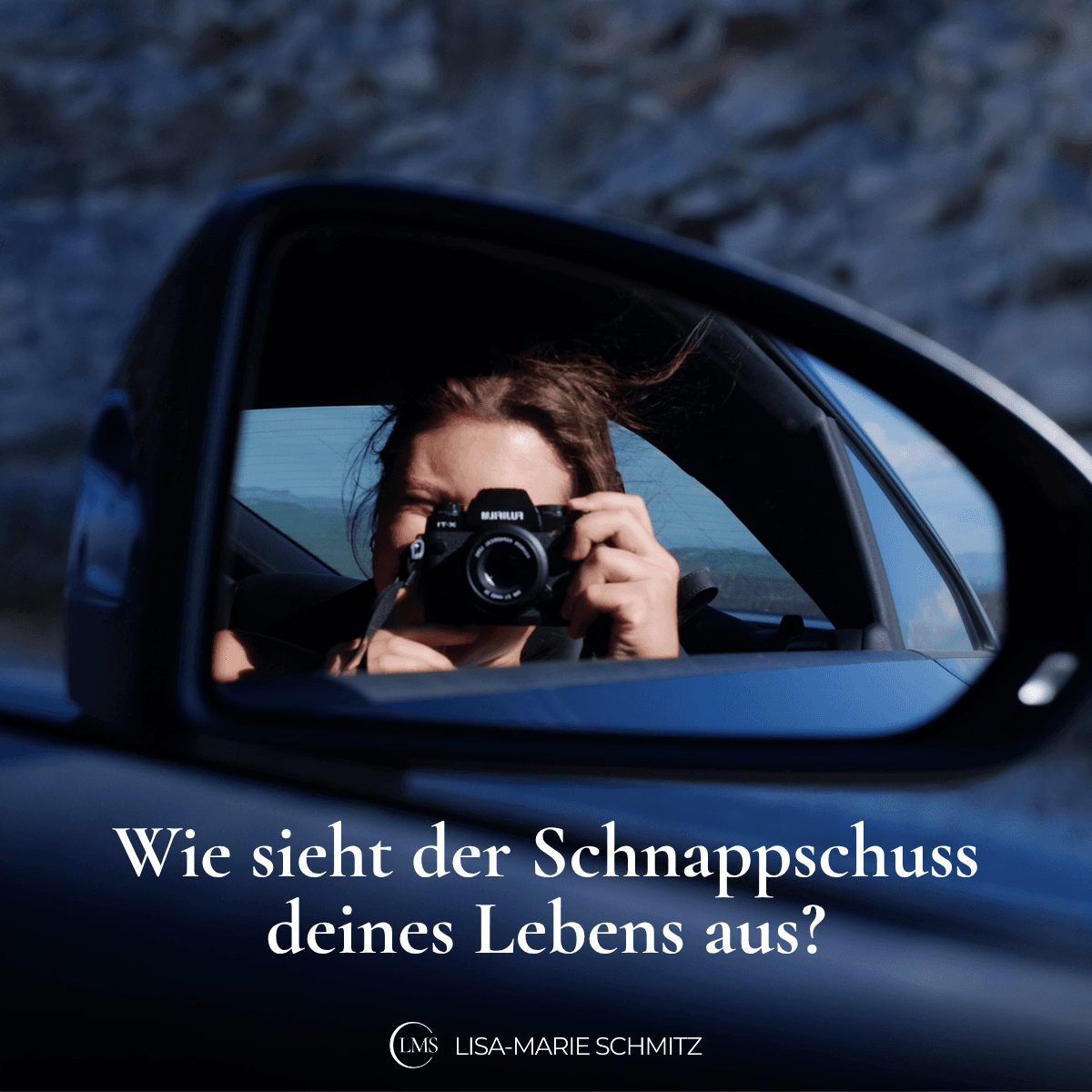 Das Bild zeigt Lisa-Marie, wie sie im Auto auf dem Beifahrersitz sitzt und mit der Kamera in der Hand ein Foto durch den Rückspiegel macht. Auf dem Bild steht die Frage: Wie sieht der Schnappschuss deines Lebens aus?