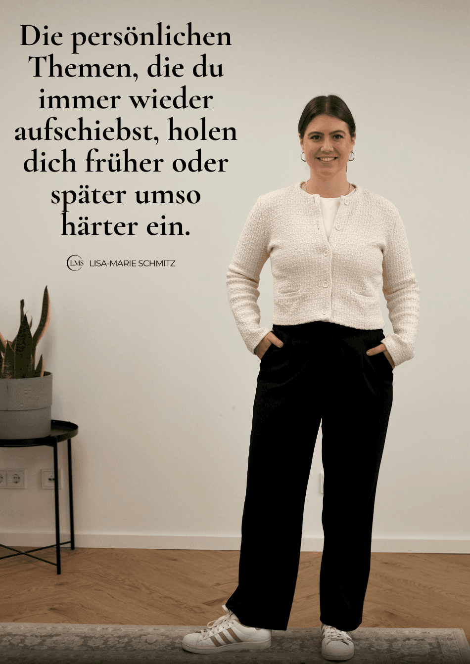 Das Bild zeigt Lisa-Marie, wie sie im Raum steht, offen in die Kamera blickt. Auf dem Bild steht der Satz: Die persönlichen Themen, die du immer wieder aufschiebst, holen dich früher oder später umso härter ein.
