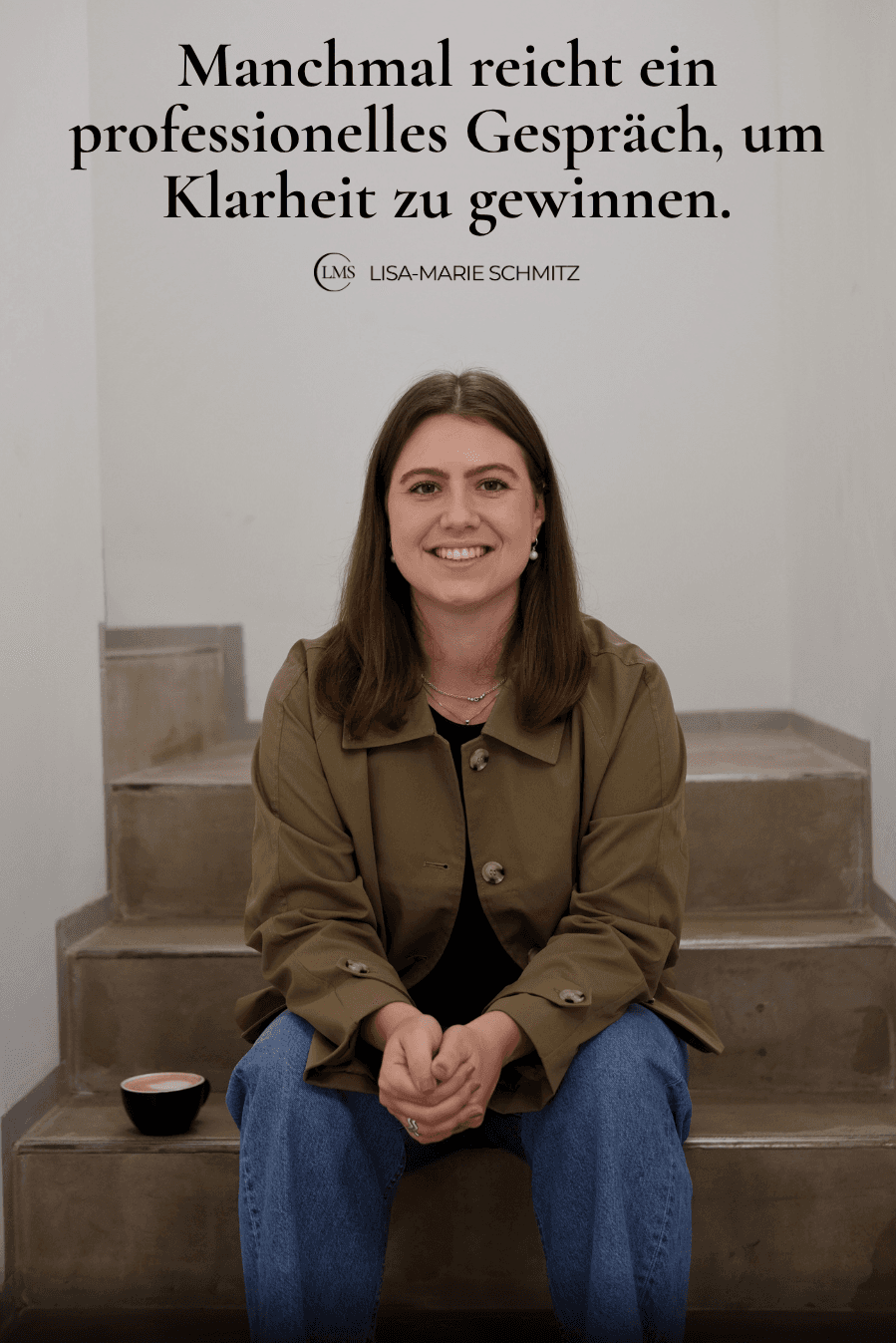 Das Bild zeigt Lisa-Marie, wie sie auf einer Treppe sitzt, nach vorne gebeugt, neben ihr eine Kaffeetasse. Auf dem Bild steht der Satz: Manchmal reicht ein professionelles Gespräch, um Klarheit zu gewinnen.