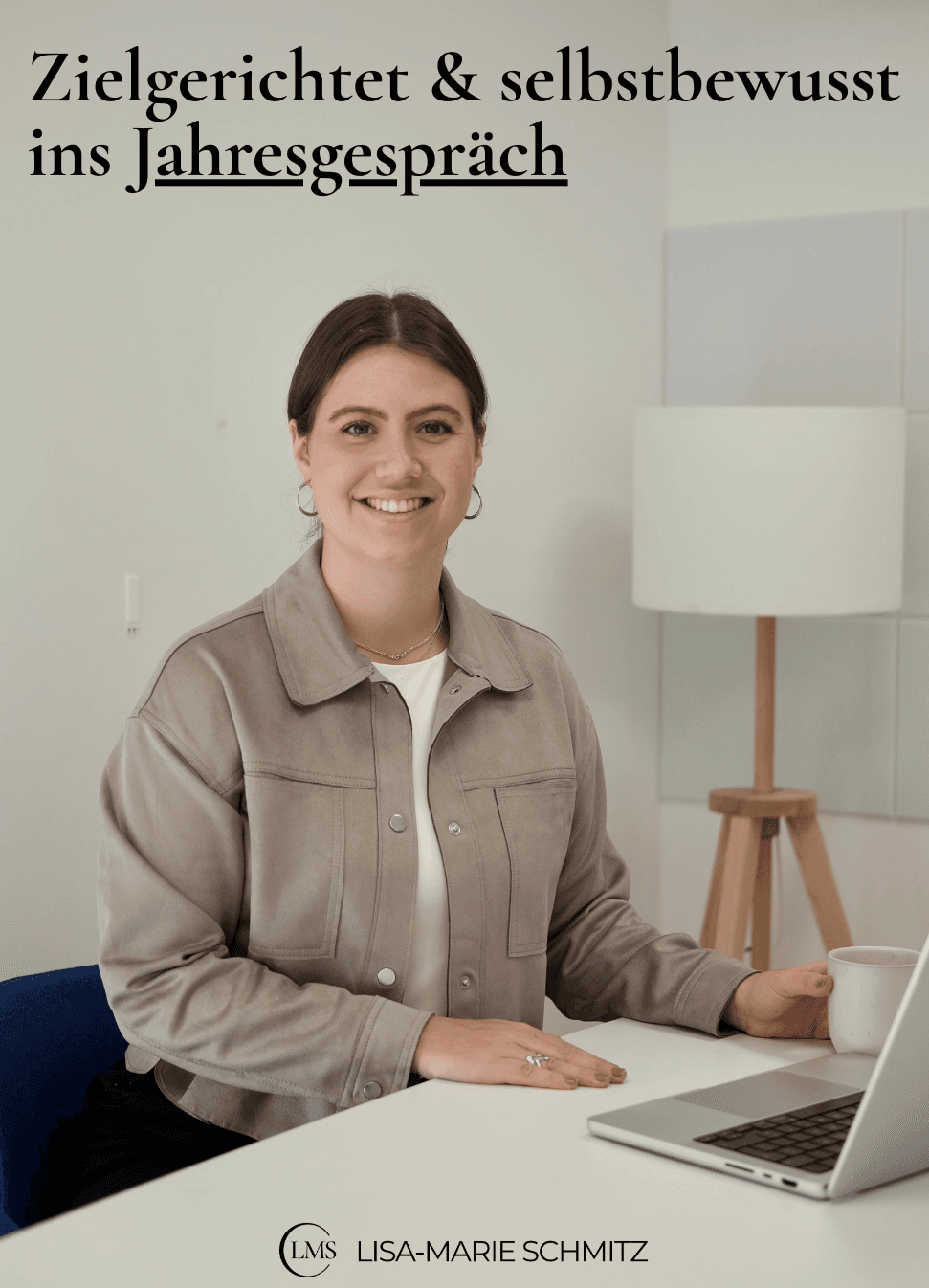 Das Bild zeigt Lisa-Marie, wie sie am Tisch sitzt vor ihrem Laptop, eine Kaffeetasse in der Hand hält. Auf dem Bild stehen die Worte: Zielgerichtet & selbstbewusst ins Jahresgespräch
