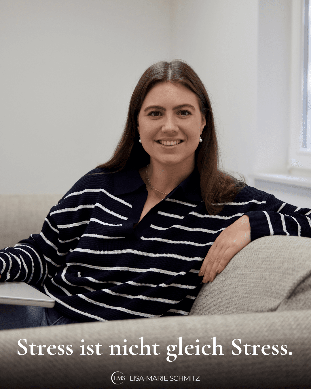 Das Bild zeigt Lisa-Marie, wie sie schräg auf einem Sofa sitzt, den Arm auf die Lehne gestützt. Auf dem Bild stehen die Worte: Stress ist nicht gleich Stress.