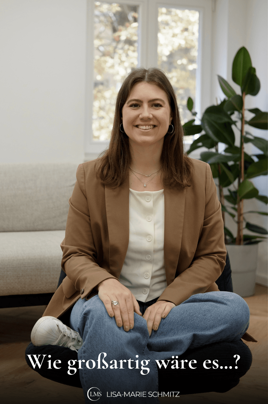 Das Bild zeigt Lisa-Marie, wie sie in einem braunen Blazer auf einem schwarzen Sessel sitzt. Auf dem Bild steht die Frage: Wie großartig wäre es...?