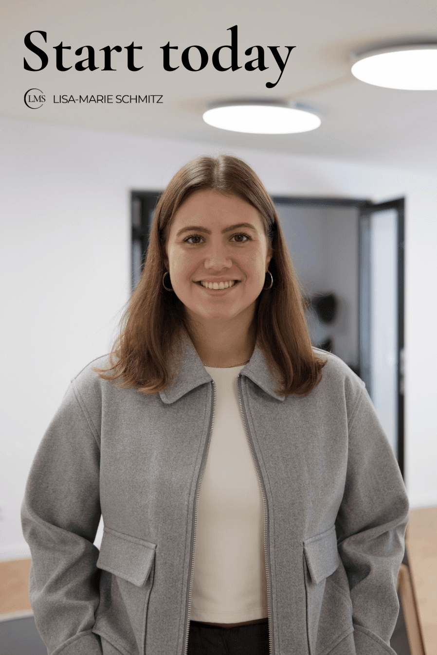 Das Bild zeigt Lisa-Marie, wie sie in einer grauen Jacke in offener Haltung im Raum steht. Auf dem Bild stehen die Worte: Start today.