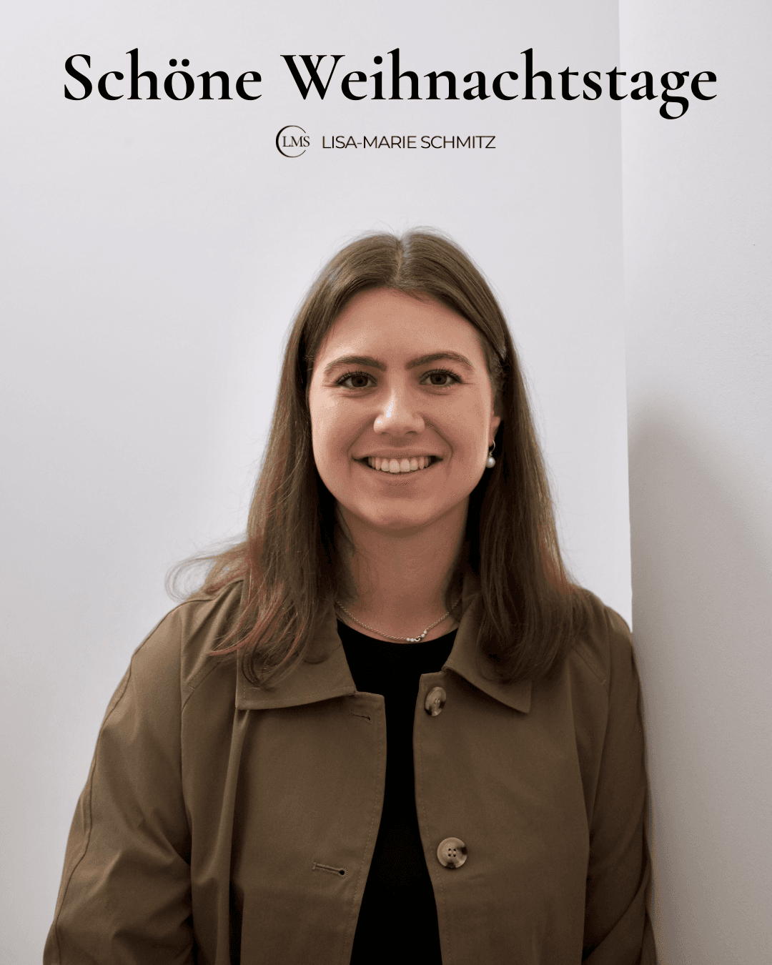 Das Bild zeigt Lisa-Marie, wie sie in einer dunkelgrünen Jacke an einer Wand steht und in die Kamera blickt. Auf dem Bild steht: Schöne Weihnachtstage