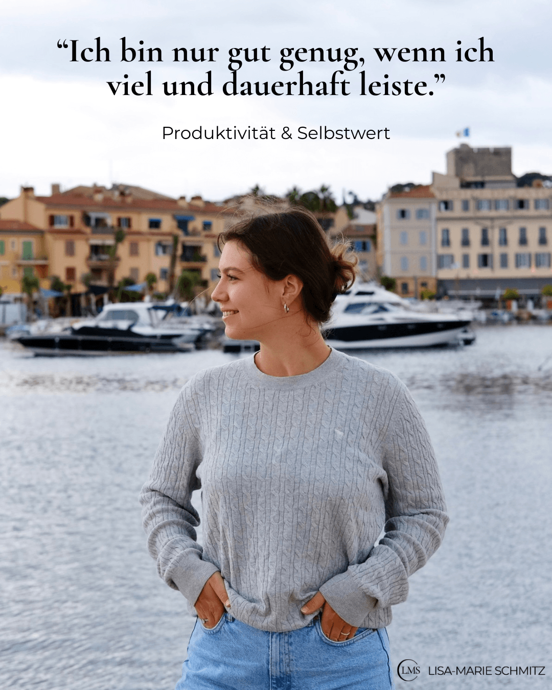 Das Bild zeigt Lisa-Marie, wie sie draußen im Hafen vor Booten steht, in Freizeitkleidung, sie schaut zur Seite und auf dem Bild steht: Ich bin nur gut genug, wenn ich viel und dauert leiste. Produktivität & Selbstwert.