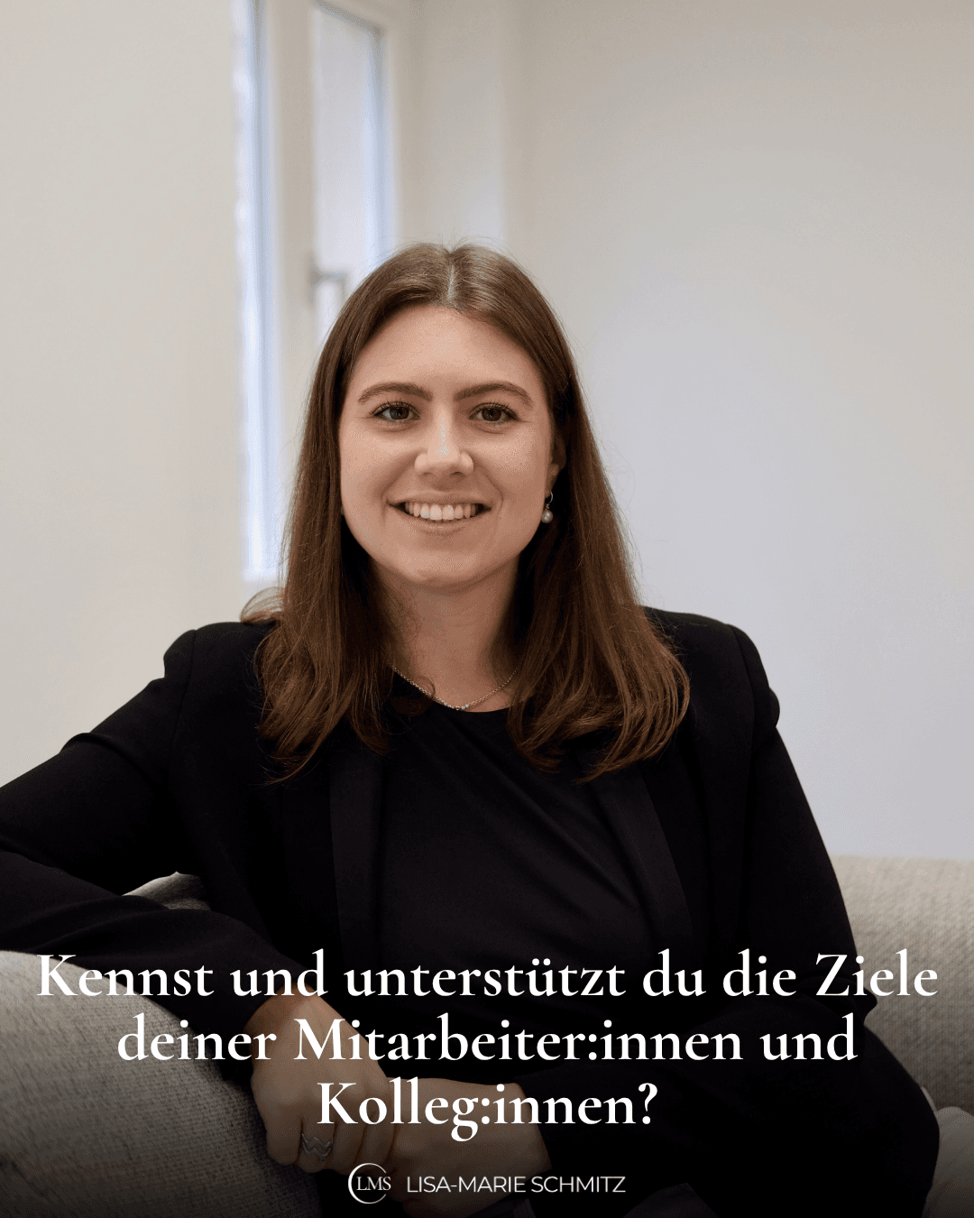 Lisa-Marie sitzt in einem schwarzen Blazer auf einer Couch, lächelt in die Kamera und auf dem Bild steht die Frage: Kennst und unterstützt du die Ziele deiner Mitarbeiter:innen und Kolleg:innen?