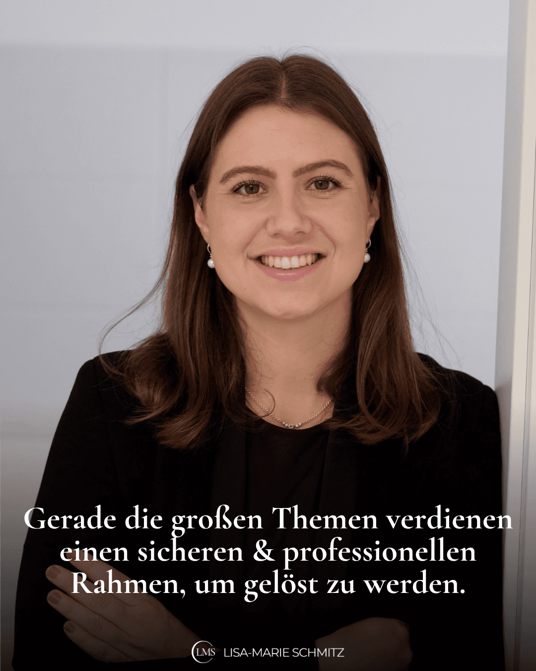 Lisa-Marie steht im Türrahmen, lächelt in die Kamera und auf dem Bild steht die Aussage: Gerade die großen Themen verdienen einen sicheren & professionellen Rahmen, um gelöst zu werden.