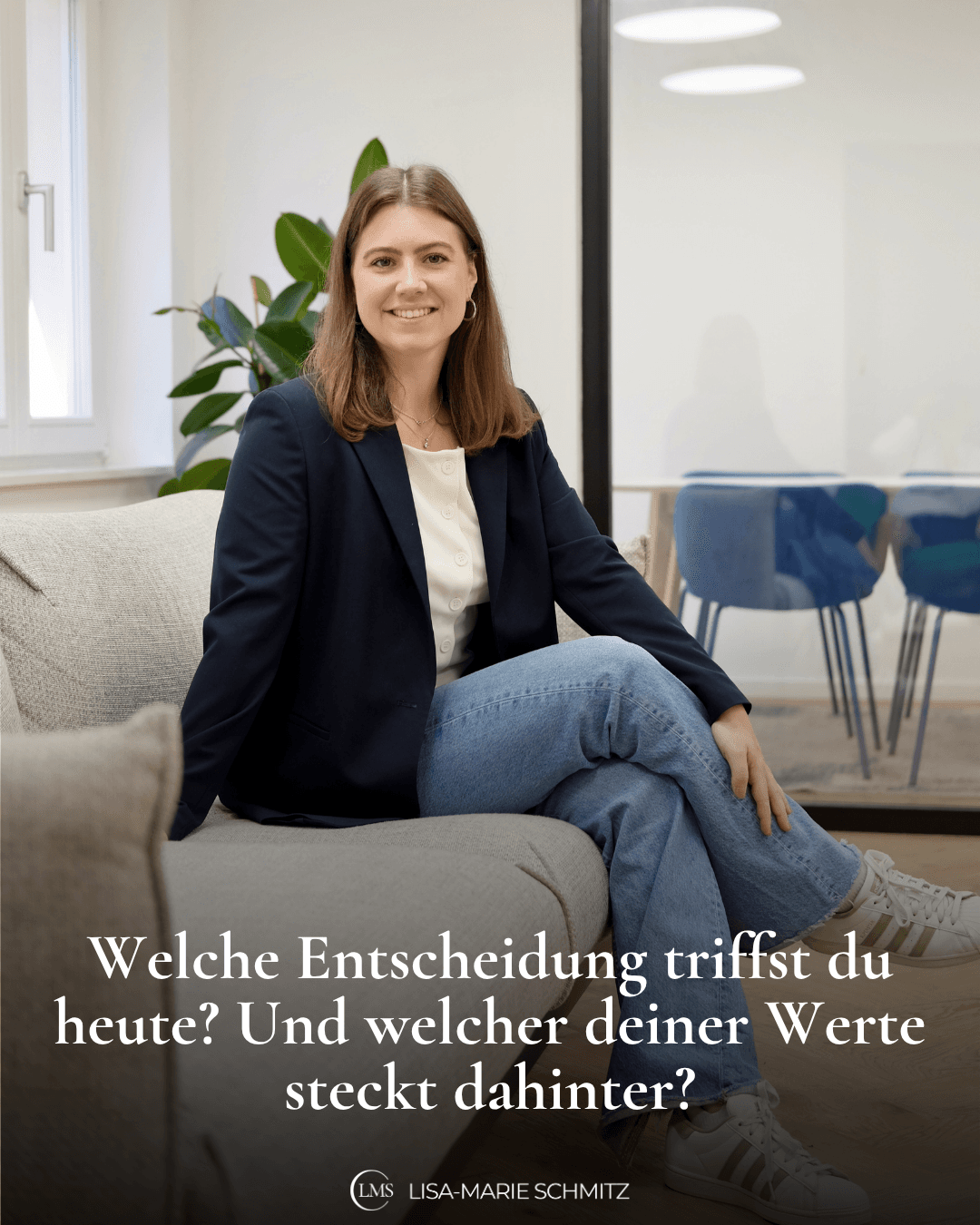 Das Bild zeigt Lisa-Marie, wie sie auf der Couch in einem hellen Raum sitzt, die Beine überschlagen, sie lächelt in die Kamera. Auf dem Bild steht die Frage: Welche Entscheidung triffst du heute? Und welcher deiner Werte steckt dahinter?